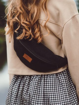 černá manšestrová právě přistála na e-shopu🖤🍂 📸 @radimjoska7 #ledvinka #bumbag #beltbag #mansestr #curdoroy #madeincz...